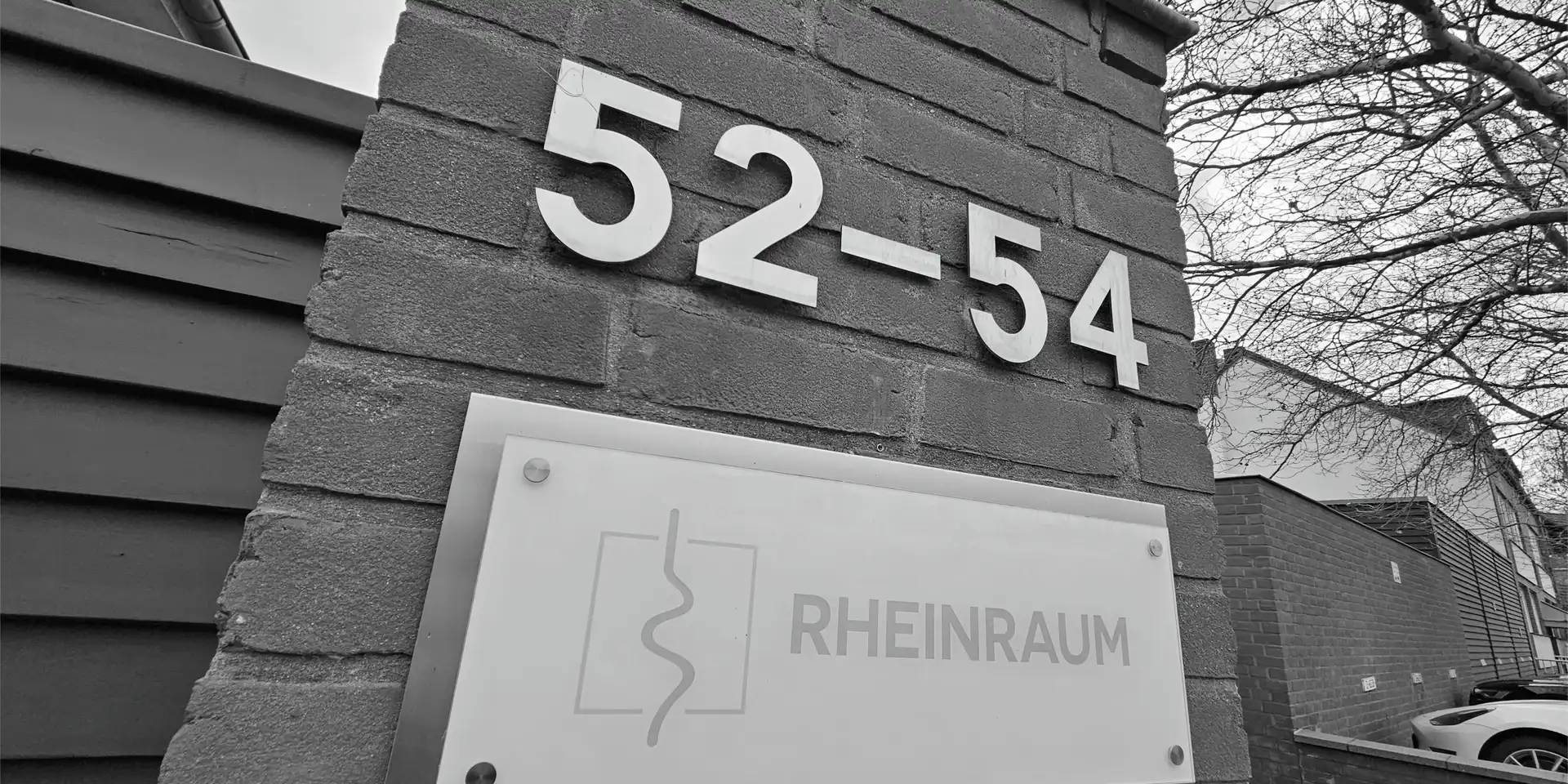 Rheinraum Firmenschild an Hauswand